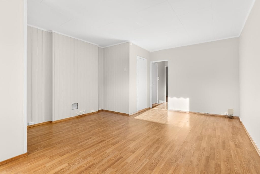 an-empty-room-with-hard-wood-floors-and-white-walls-xrsbr6utxm4